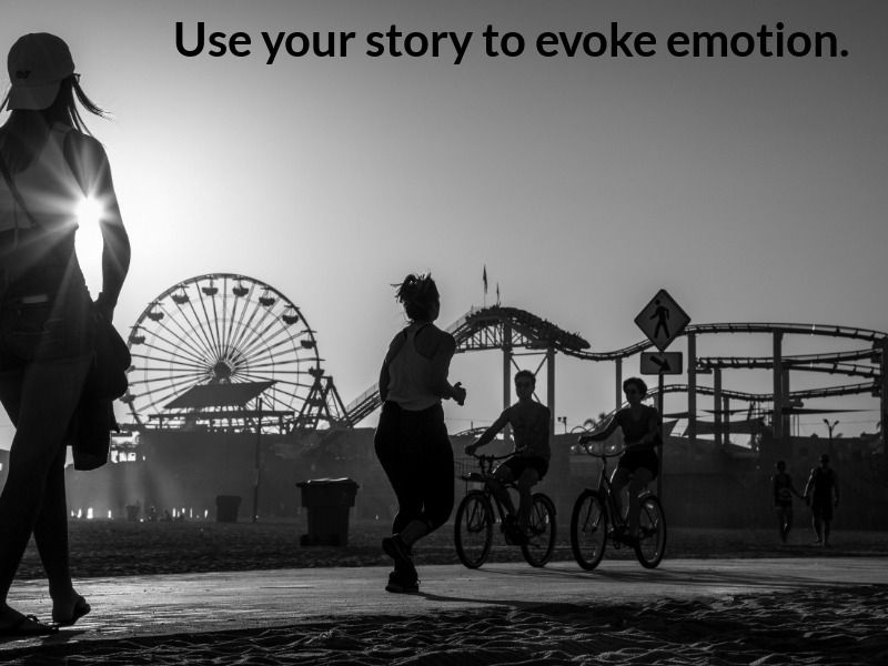 Image en noir et blanc de personnes dans le parc avec une fête foraine en arrière-plan avec du texte utilisez votre histoire pour évoquer l&#39;émotion