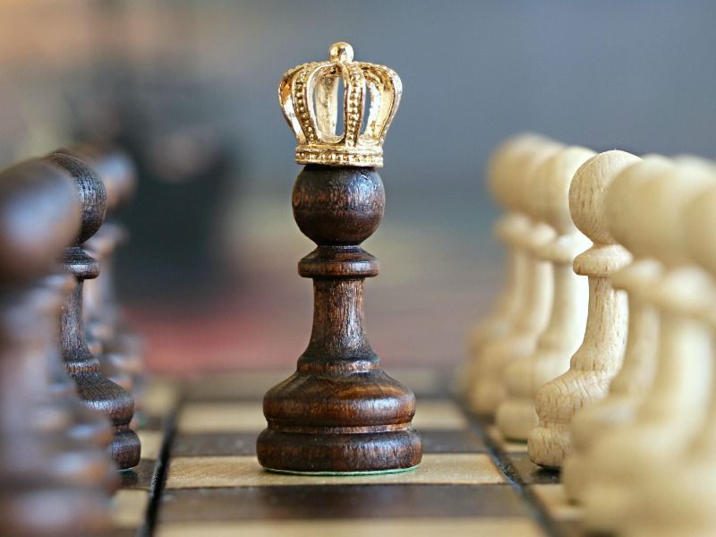 Peón de ajedrez marcado como rey