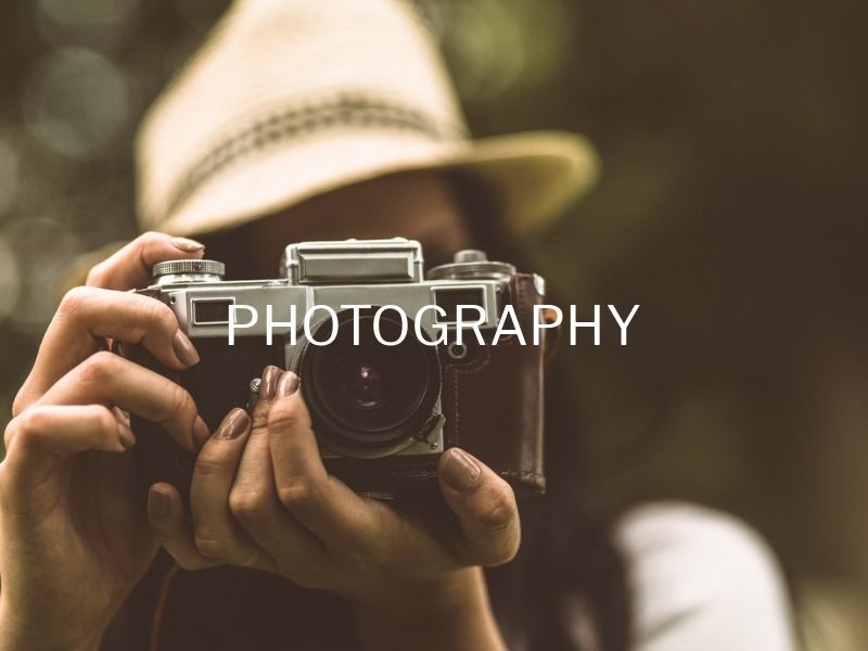 fotógrafa feminina com câmera de perto