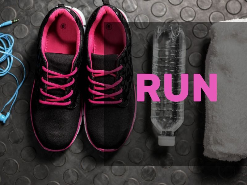 correr escrito em rosa sobre um fundo com itens de fitness